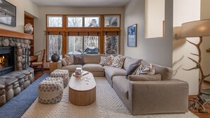 Smart TV, fireplace - Steps Away From Highlands Skiway Ski Slope | Chalet Verve (Beaver Creek)