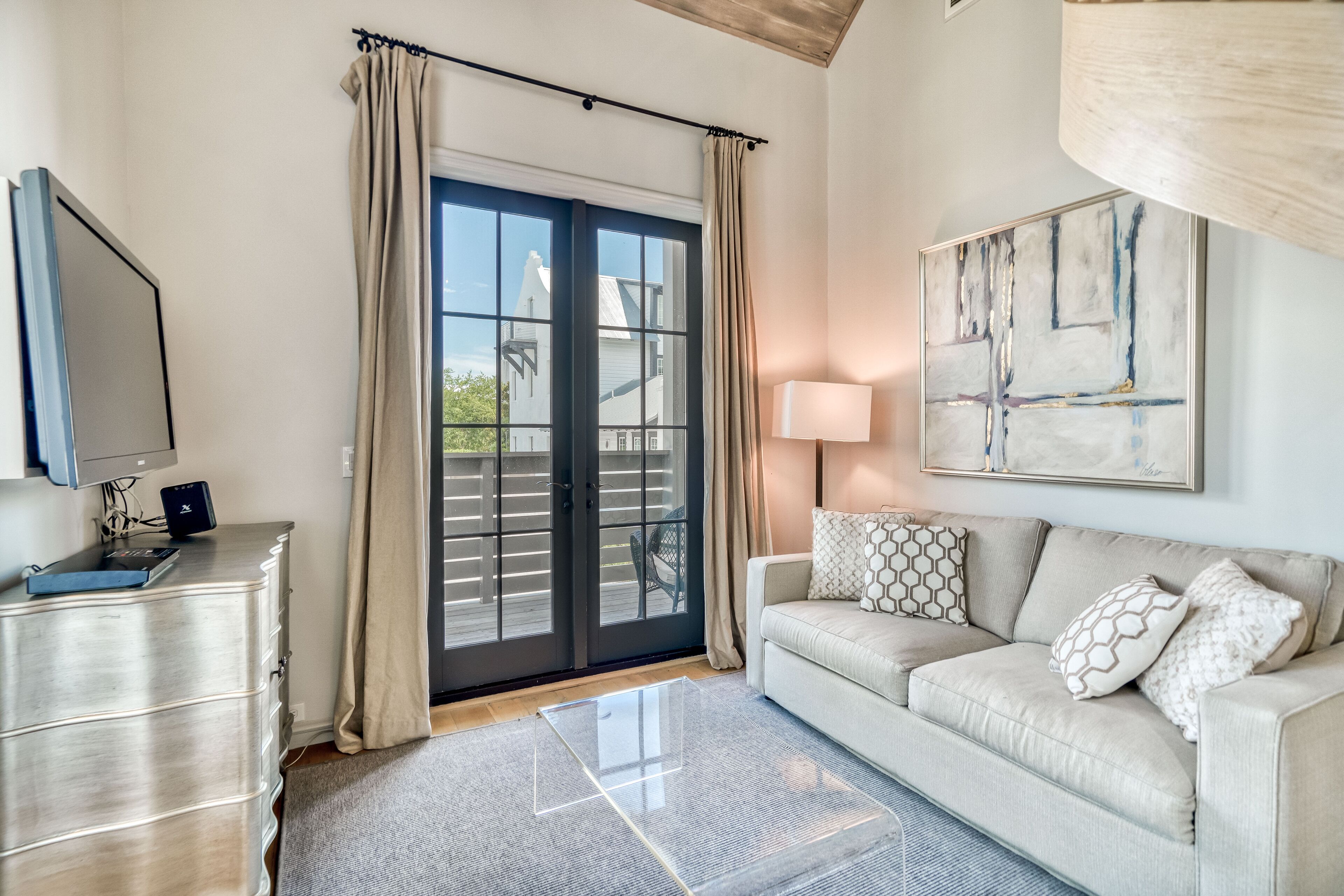Enchanted Carriage House - Indoor/Outdoor Fireplace! Large Balcony! Free Bikes/Gym/Tennis!