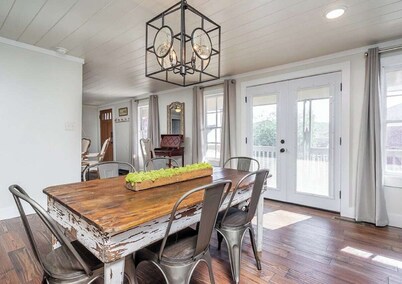 Downtown Bungalow - Downtown, All Paved Access -