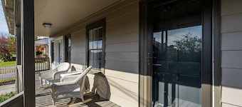 Downtown Bungalow Right in the Heart of Ellijay/ Minimum Age Requirement of 25 y