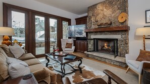 Smart TV y chimenea