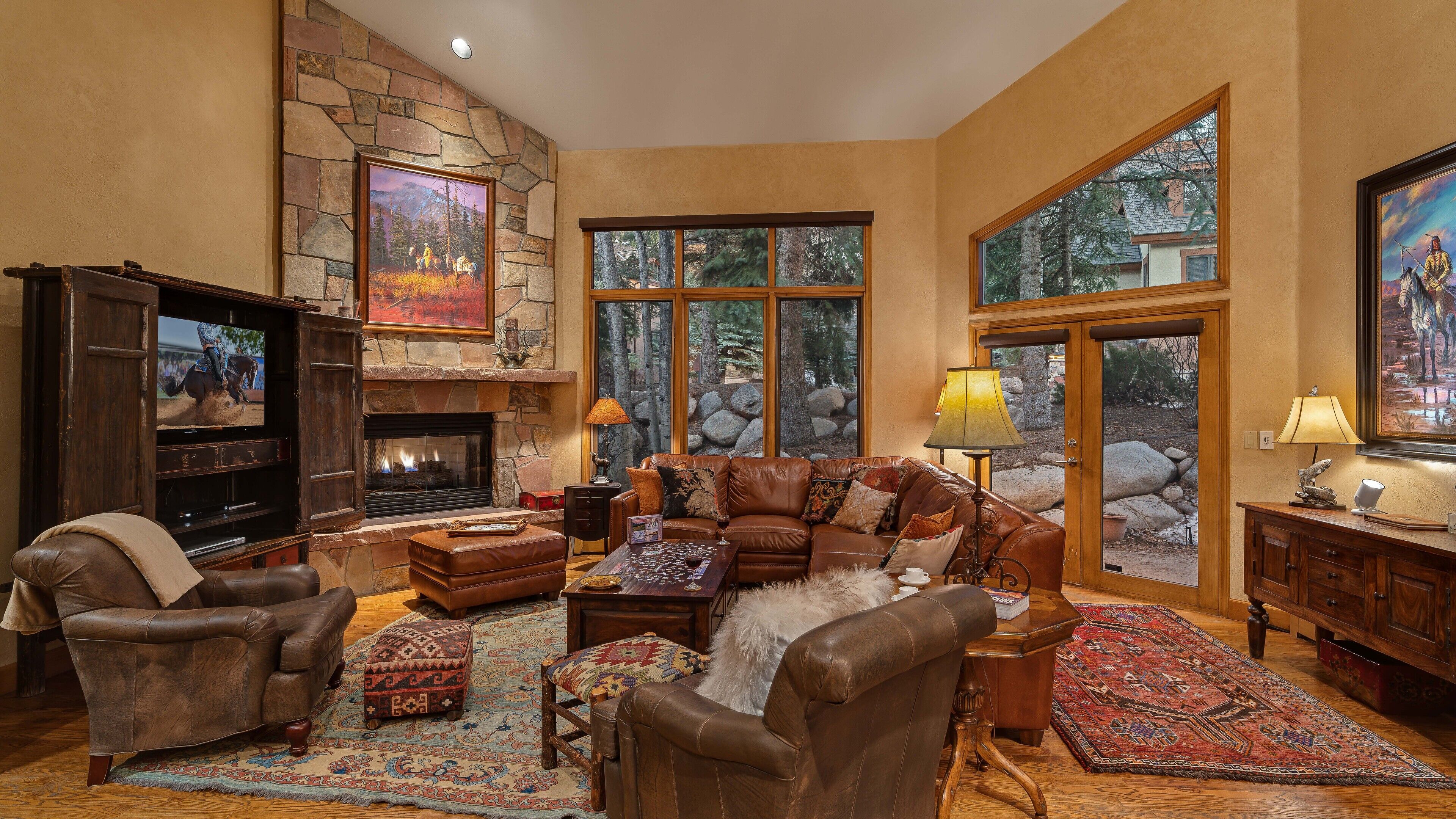 Una Smart TV, una chimenea