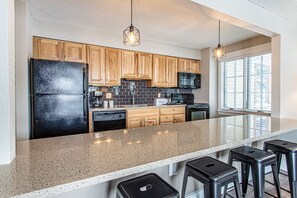 Een koelkast, een magnetron, een oven, een kookplaat