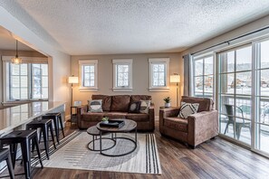 Een televisie en een open haard