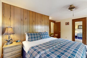 3 bedrooms, free Internet, bed sheets - Lovely, family-friendly home w/ a patio, balcony, forest views, & river access (Eagle River)