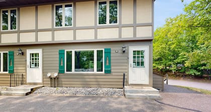 Lovely, family-friendly home w/ a patio, balcony, forest views, & river access