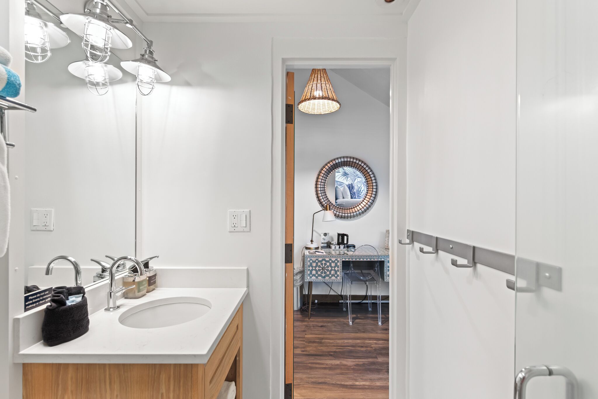 Une salle de bain moderne dotée d’un grand miroir, de deux vasques et d’un espace douche.