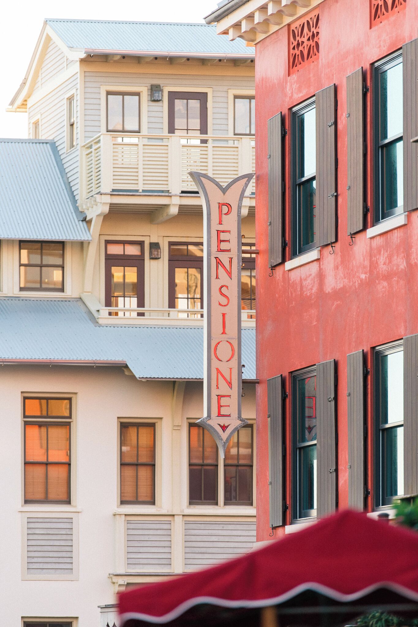 Un edificio de varios pisos con un letrero grande que dice 'Pension One'.