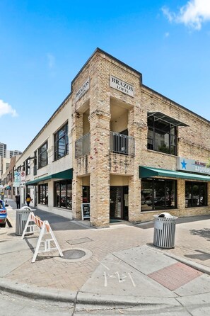 Exterior - Downtown Condo + Private Rooftop - Walk to 6th St (Austin)