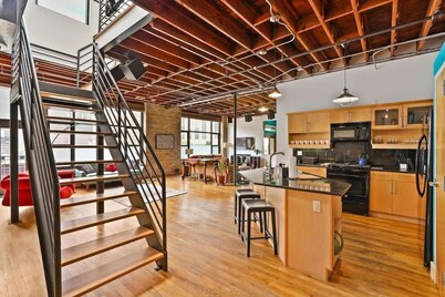 Condo w Private Downtown Rooftop - Walk to 6th St