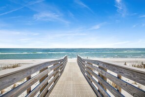 On the beach - Orange Beach Beachfront Condo 2 Bedroom Sleeps 6 (Orange Beach)