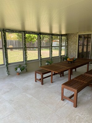 Outdoor dining - Very comfortable house (1900 sqft), near airport, 281 and 1604. 4b/2ba 8 guests (San Antonio)