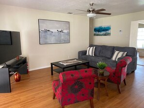 Smart TV - Very comfortable house (1900 sqft), near airport, 281 and 1604. 4b/2ba 8 guests (San Antonio)