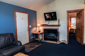 Chalet, Multiple Beds, Hot Tub, Mountain View | Living room