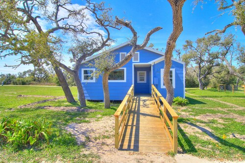 Pier Heaven- 9 bed/ 6 bath, sleeps 30 with a private fishing pier huge trout!
