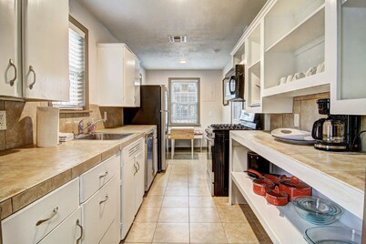 9 bedroom/ 6 bath, sleeps 30 with a private fishing pier with huge trout!
