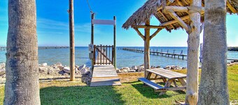 Historical Waterfront Cottage! Private 200 foot pier! Amazing water views
