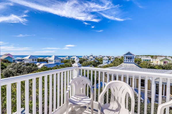 Property grounds - Gorgeous Coastal Home with Spacious Decks & Pool- Steps to the Beach and Dining (Santa Rosa Beach)