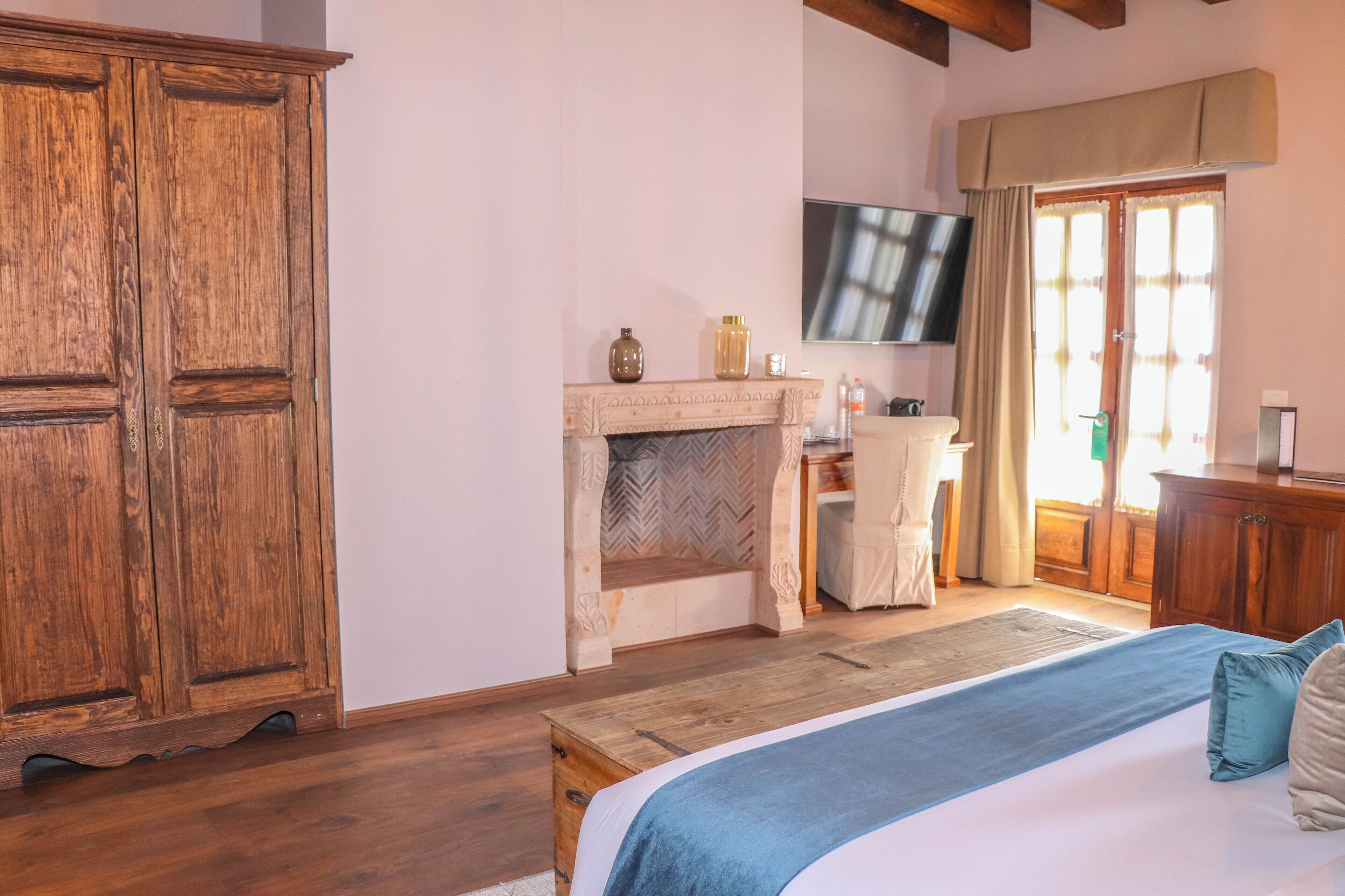 deluxe room, 1 king bed | premium bedding, minibar, in-room safe, desk