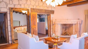 A cozy living room with white sofas, a wooden coffee table, and a fireplace. - Gamma Morelia Vista Bella (Morelia)
