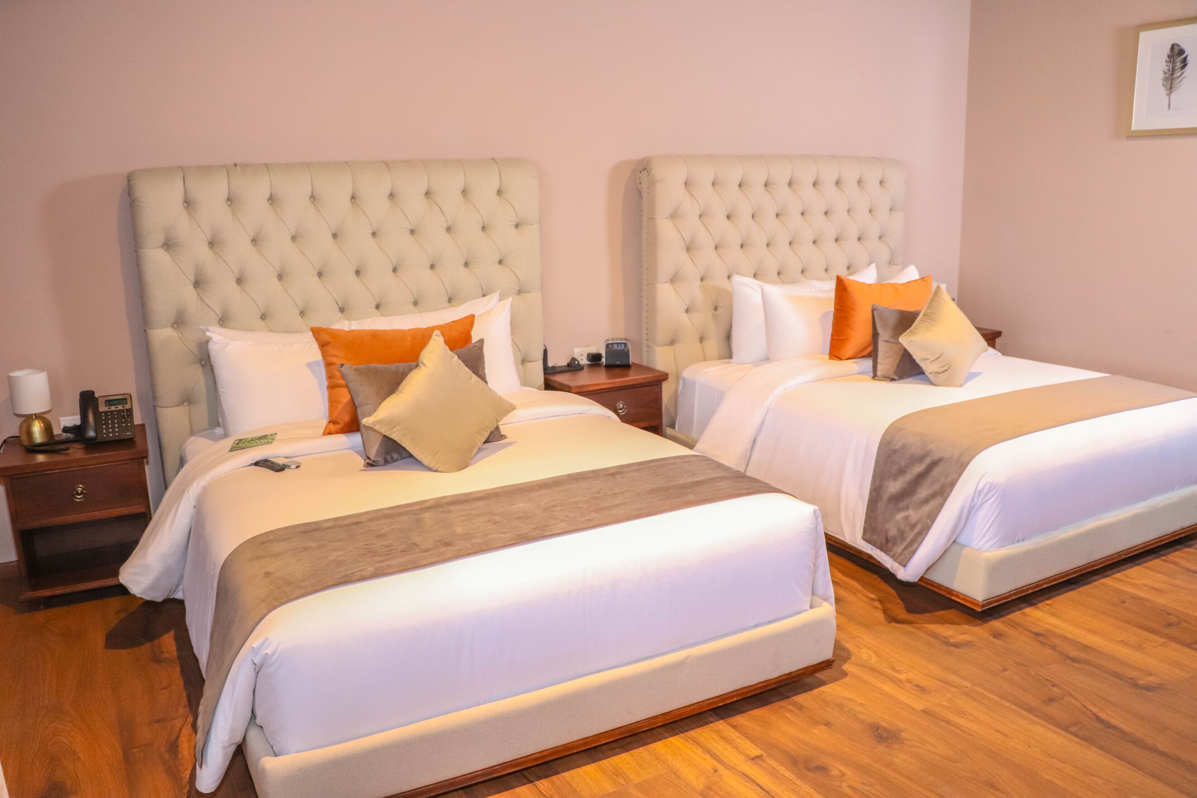Roupas de cama premium, frigobar, cofres nos quartos, escrivaninha