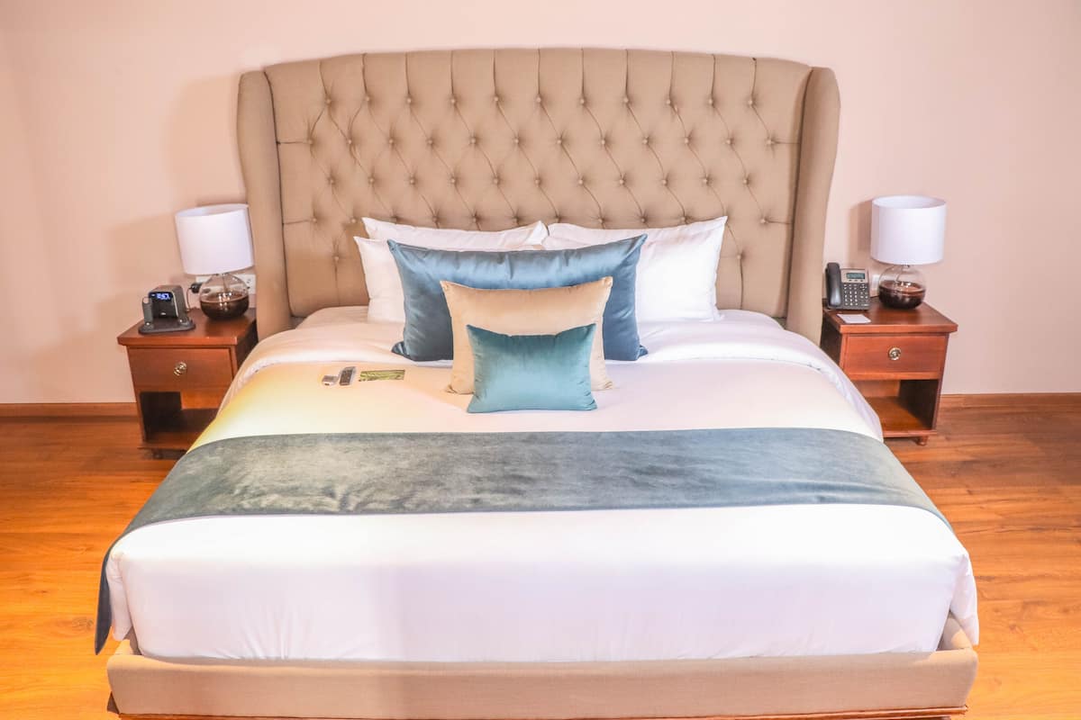 Quarto luxo, 1 cama King | Roupas de cama premium, frigobar, cofres nos quartos, escrivaninha