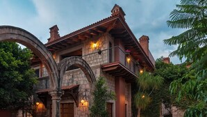 A stone building with a balcony and arched entrance. - Gamma Morelia Vista Bella (Morelia)