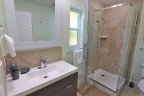 Combined shower/tub, hair dryer, towels, soap - Heated Pool Fenced Yard Gulf Gate 3bd 2bt Home Close to Siesta Beach! (Sarasota)