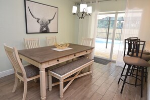 Dining - Heated Pool Fenced Yard Gulf Gate 3bd 2bt Home Close to Siesta Beach! (Sarasota)
