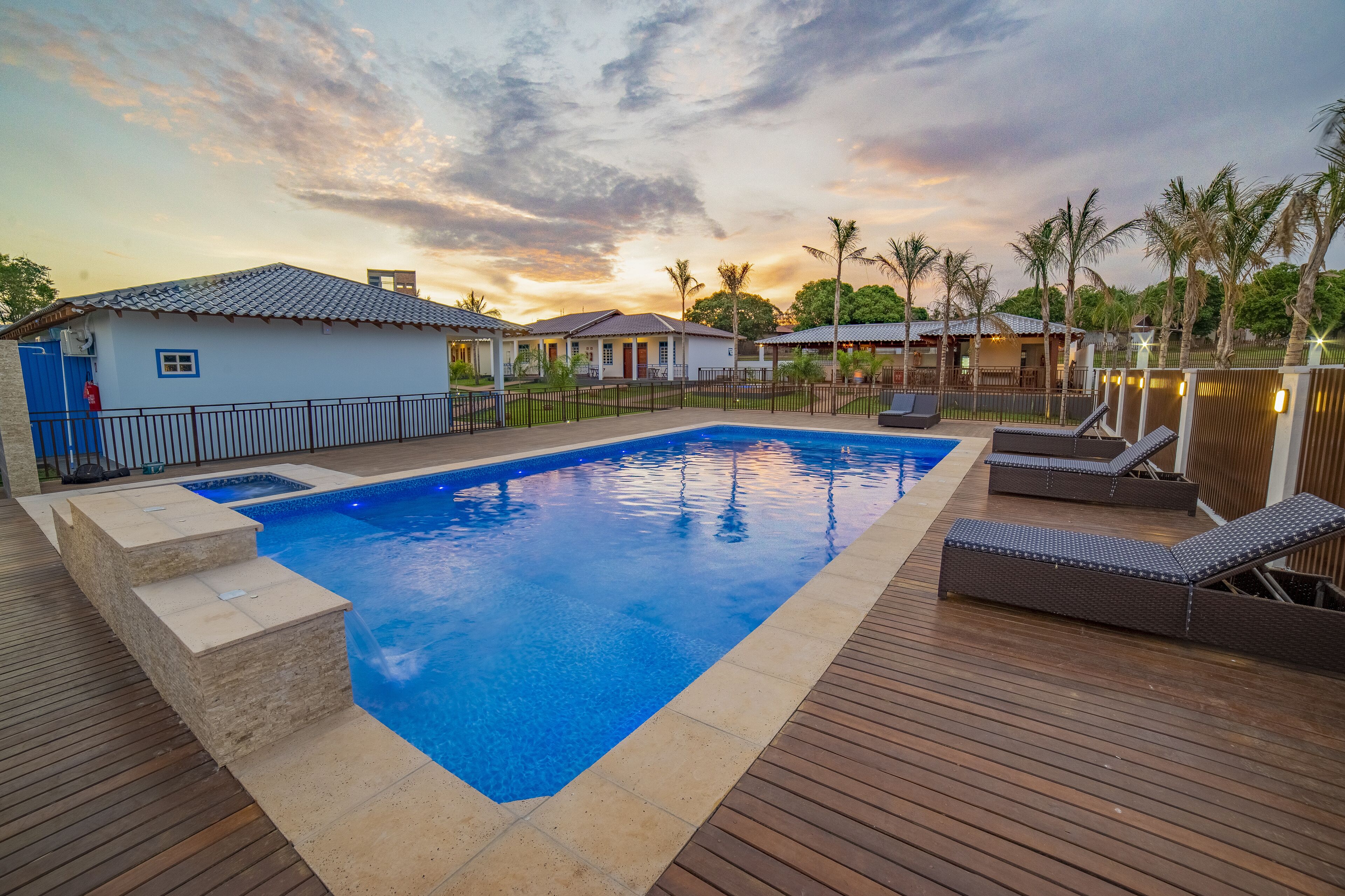 室外游泳池，09:00 至 23:00 开放，日光浴躺椅