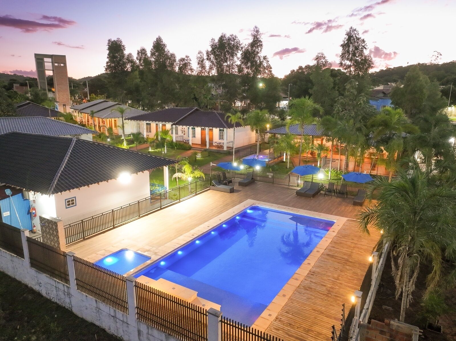 Una piscina al aire libre, sillones reclinables de piscina