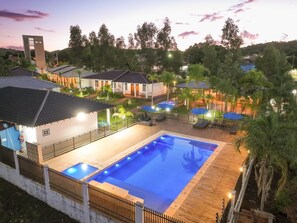 屋外プール、営業時間 9:00 ～ 23:00、サンラウンジャー