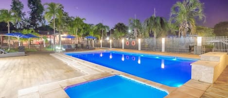 Piscina externa, funciona das 9h às 23h, espreguiçadeiras