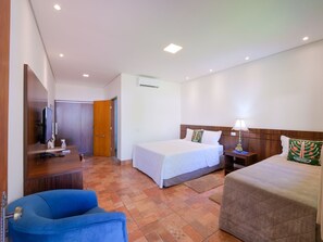 Habitación triple Deluxe | Minibar, espacio para trabajar con laptop, wifi gratis y ropa de cama 