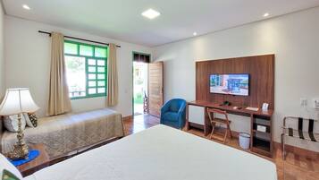 Quarto triplo luxo | Frigobar, espaço de trabalho para notebook, Wi-Fi de cortesia