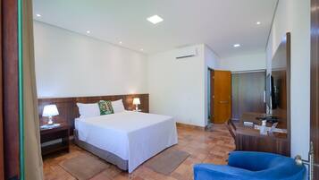 Quarto duplo luxo | Frigobar, espaço de trabalho para notebook, Wi-Fi de cortesia