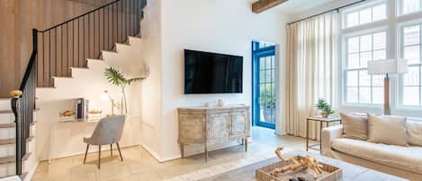 Televisión, chimenea, reproductor de DVD, mesa de ping pong