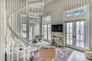 Televisio, takka, DVD-soitin, videokirjasto