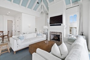 Televisio, takka, DVD-soitin, videokirjasto