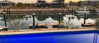 Fern - Loaded with extras like swimming pool, free Wifi and Foxtel.