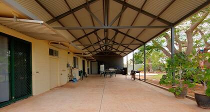 Poinciana - Right in the centre of town, walking to restaurants and shops.