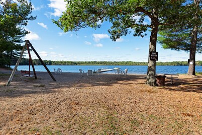 Lovely condo w/ a lake access plus shared tennis & basketball courts