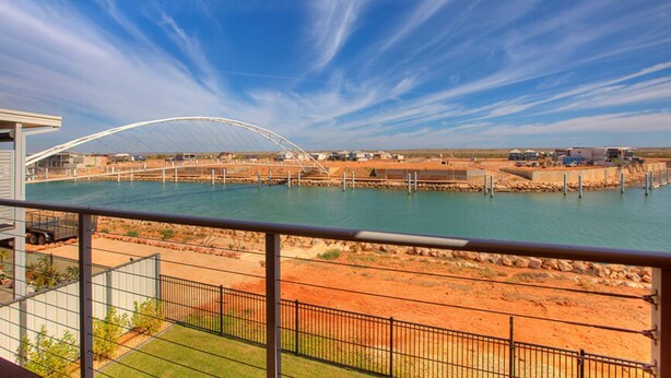 Vista sulla costa con un ponte, una piscina e un'area recintata.