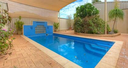 The Anchor - Top location in center of town with swimming pool