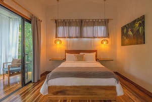Luxury Bungalow #7 with A/C | Free WiFi, bed sheets, wheelchair access