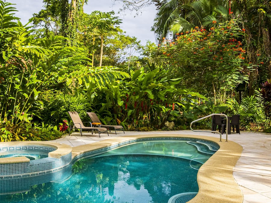 Piscina all'aperto, lettini