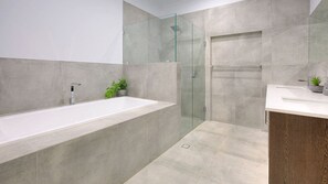 Baignoire, sèche-cheveux
