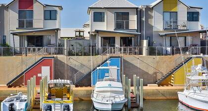 Villa contemporaine de 2 étages avec ponton privé pour votre bateau.