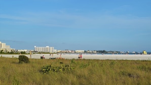 Nær stranden, solsenger og strandhåndklær