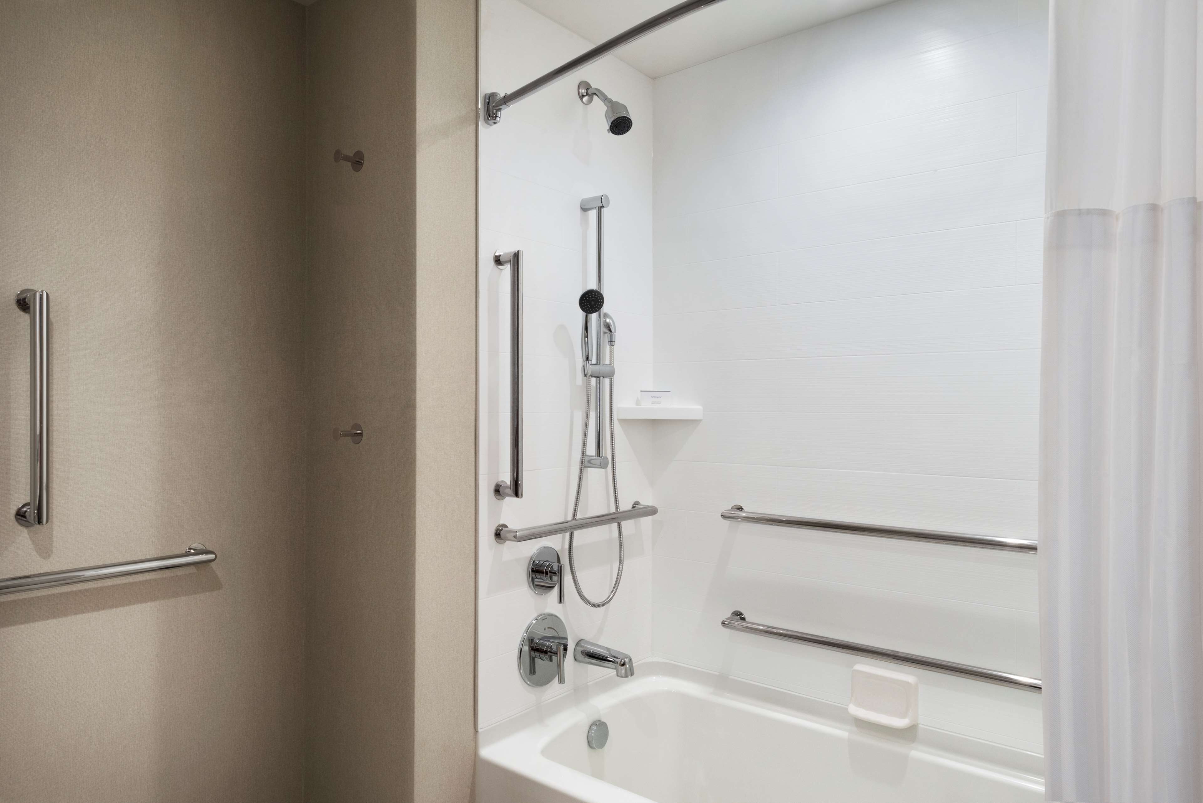 combined shower/bathtub, hair dryer, towels